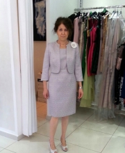 Glamour: abito grigio damascato