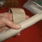 Bloccare il cartoncino con lo scotch