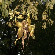 Una creatura tra le foglie ingiallite