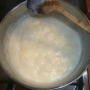 Cuocere l'aglio nel latte