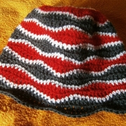 Cappello rosso e grigio