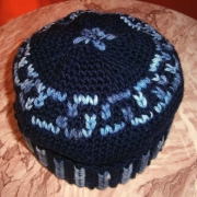 Cappello blu ricamato a punto maglia