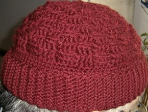 Cappello bordeaux all'uncinetto