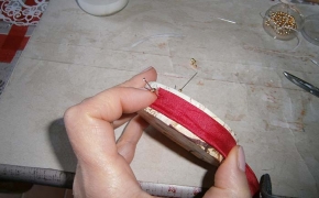 Applicare il nastro rosso