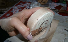Applicare il nastro beige