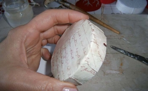 Far aderire la carta sul bordo