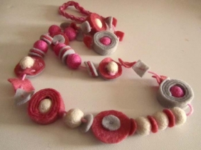 collana feltro grigio e rosa