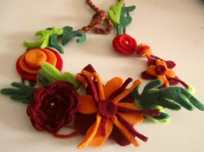 collana fiori in feltro