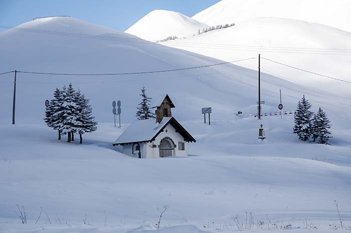 La cappella sprofondata nella neve