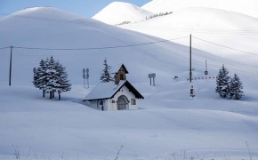 La cappella sprofondata nella neve