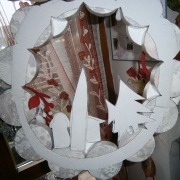 base di cartoncino con spilli