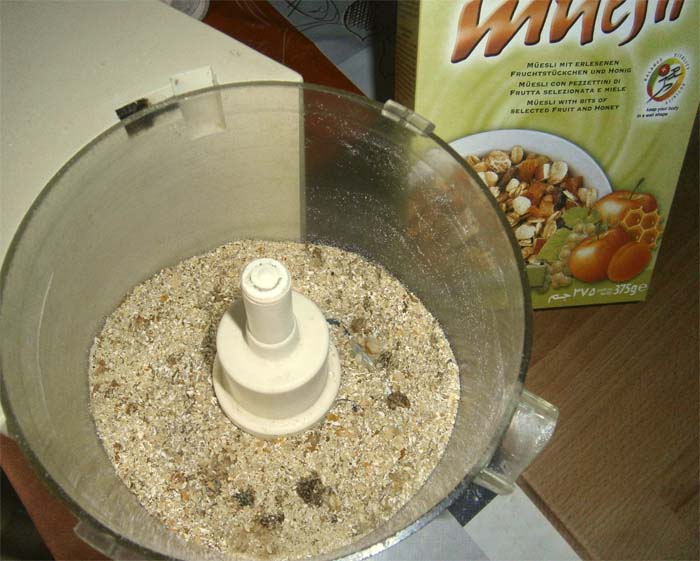 macinare il muesli, la farina di mais e le nocciole