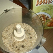 macinare il muesli, la farina di mais e le nocciole