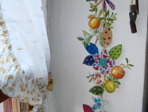 Fiori a quadretti e una libellula viola