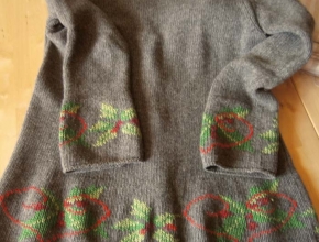 Il retro del cardigan grigio