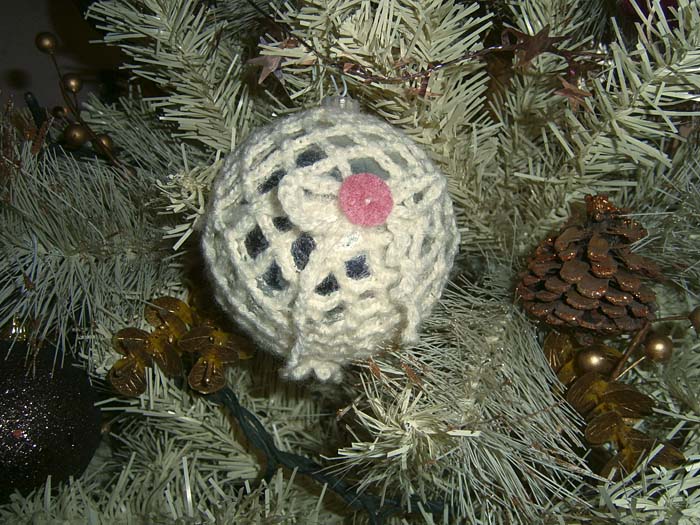 La pallina bianca sull'albero di Natale