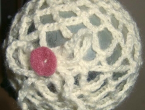 Pallina di lana bianca traforata