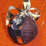 Pallina viola con motivi