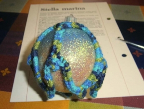 Stella a uncinetto su pallina glitter