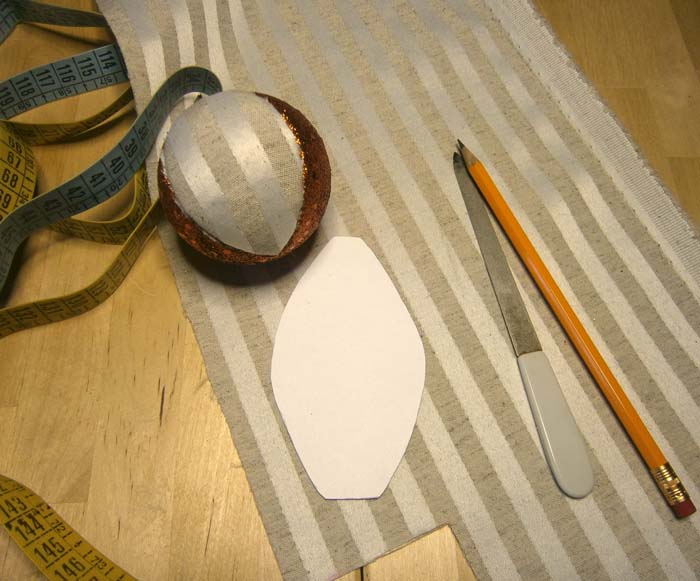Coprire la sezione di pallina con la stoffa ritagliata