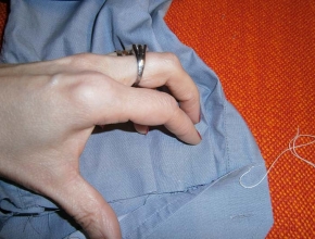 fissare il polsino con le pinces