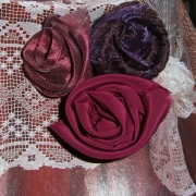 Rose su tovaglia di pizzo