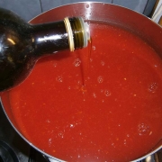 Versare l'olio nella salsa