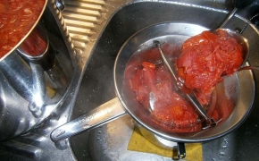 Passare i pomodori