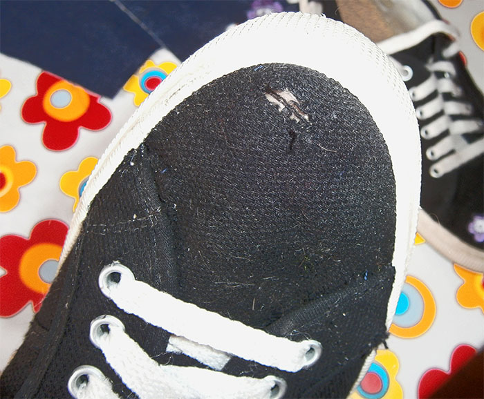 scarpa da tennis bucata