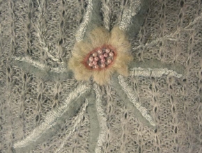 Fiore bianco di lana d'angora