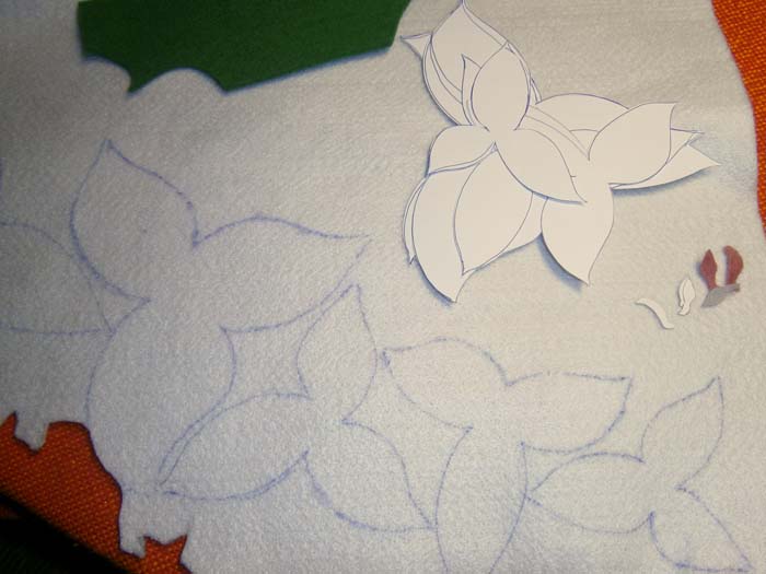 Disegnare le sagome dei petali sul feltro
