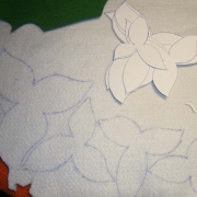 Disegnare le sagome dei petali sul feltro