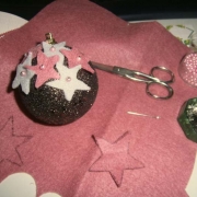 Le stelle di feltro sulla pallina