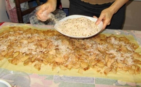 spolverare con mandorle e zucchero