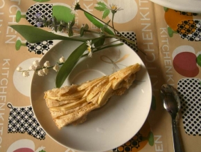 Fetta di torta e fiori di campo
