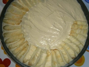 preparazione della torta all'ananas