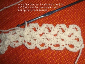 Maglia bassa eseguita sotto i due fili