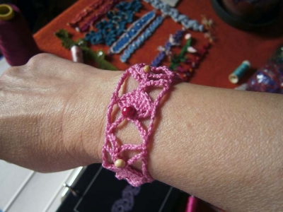 Braccialetto rosa indossato