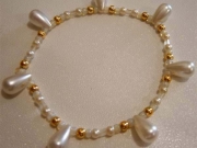 Braccialetto bianco e oro con perle a goccia