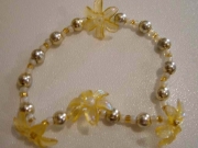 Braccialetto con fiori ambra e perle dorate